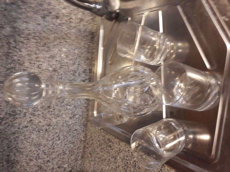 Vendo garrafa e copos de cristal