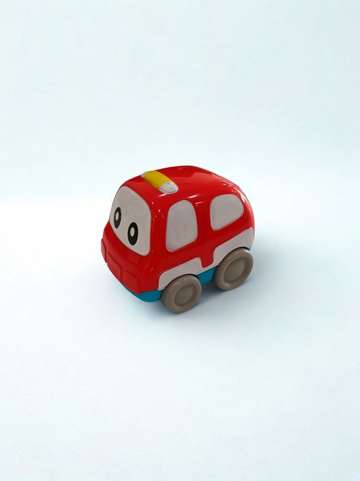 Carro de brinquedo com olhos