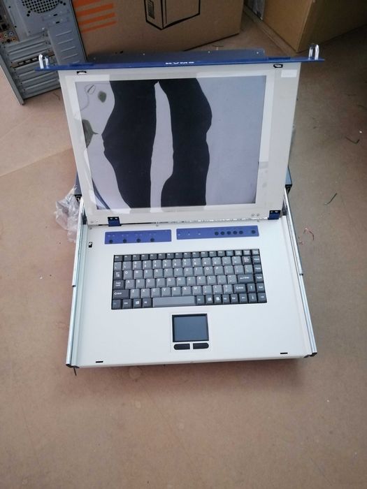 Consola KVM : ecran lcd + touchpad + teclado