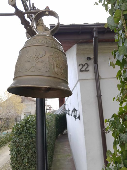 stary dzwon mosiężny , wiszący na stelażu