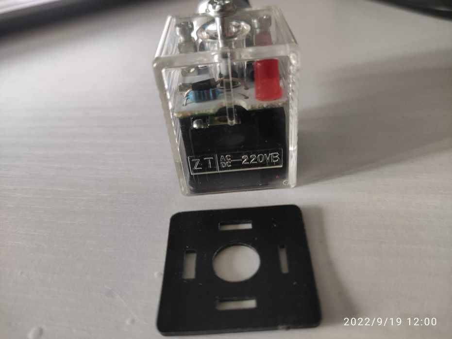 З'єднувач електричний СЭ11-19 для соленоїдів гідророзподільника з світ