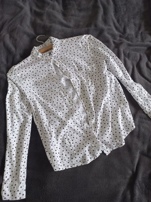 Biała koszula w gwiazdki