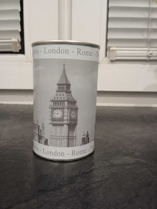 Pojemnik na ołowki , kredki.