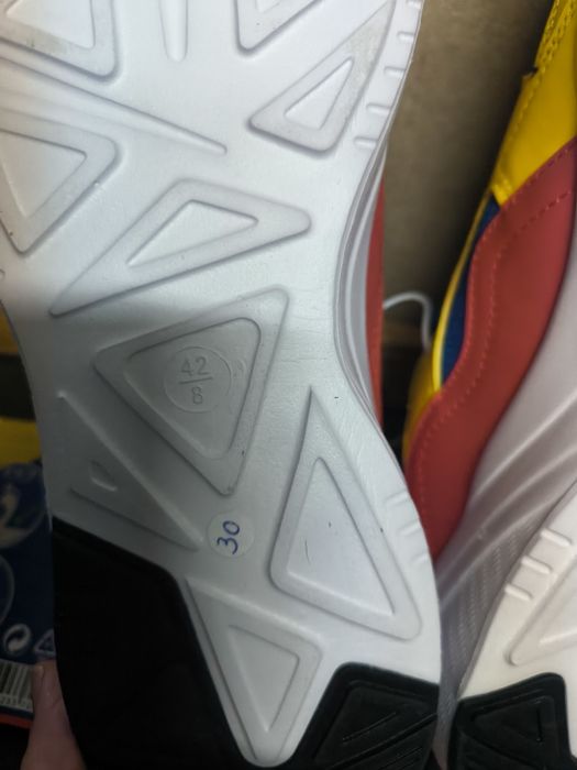 Sapatilhas Lidl Azuis e Amarelas.
Sapatilhas desportivas com um design