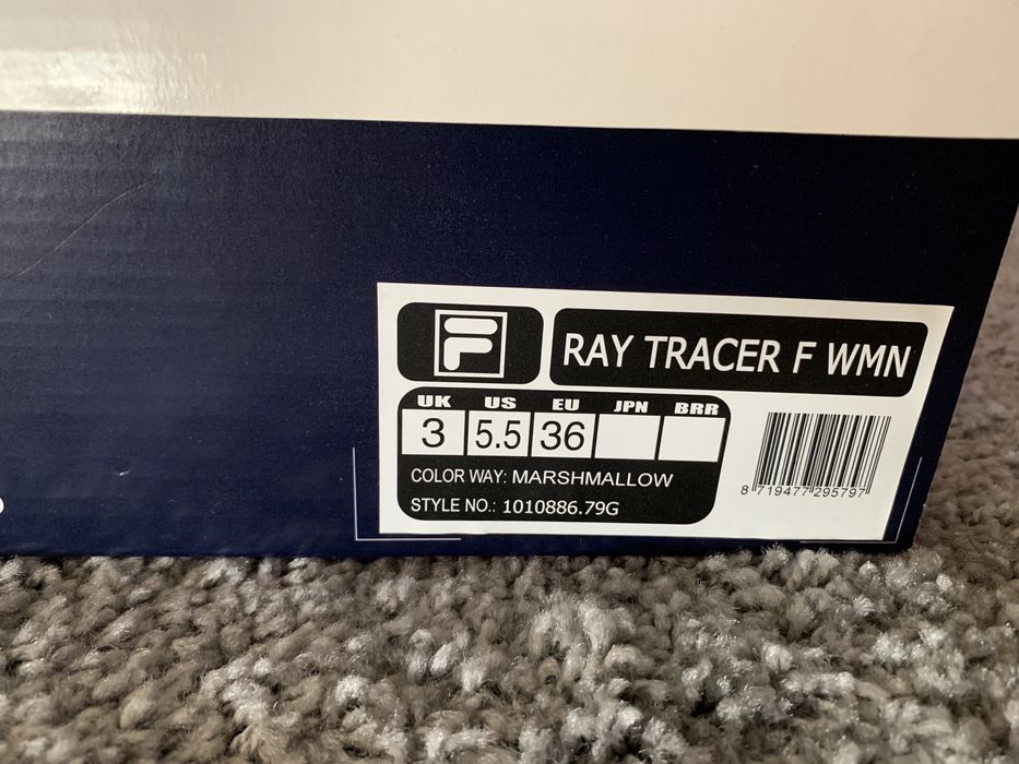 Ténis brancos e pele de camurça da marca Fila