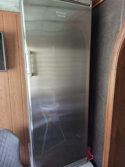 Продам морозильную камеру Hotpoint Ariston