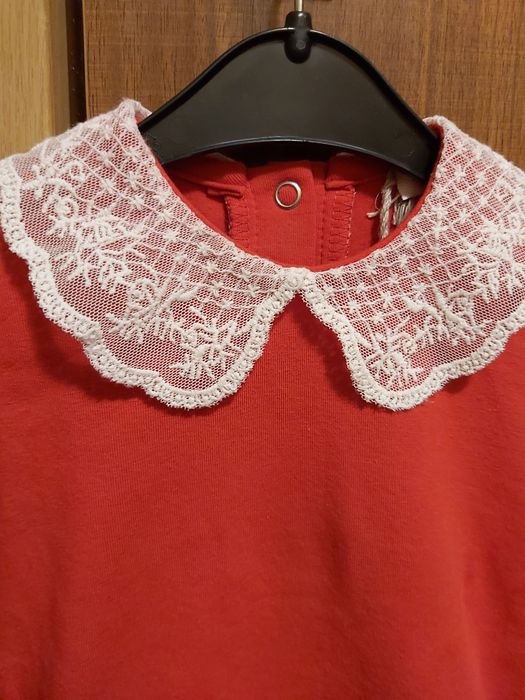 Body czerwone z koronkowym kołnierzykiem  86-92