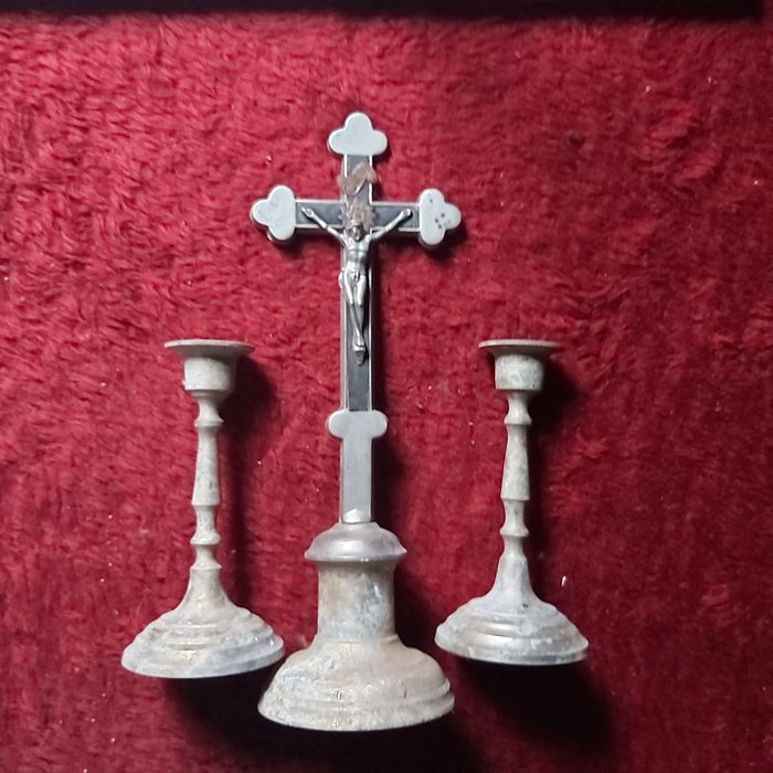 Zabytkowy krzyż krucyfiks