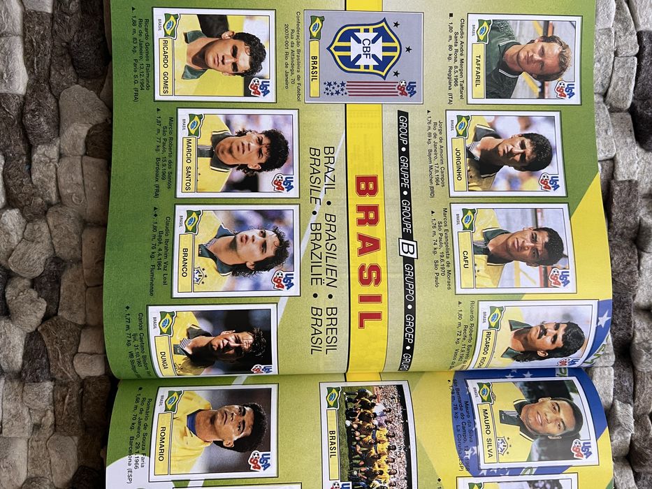 Livro com todas as cadernetas dos Mundiais de Futebol desde 1970 a 2026