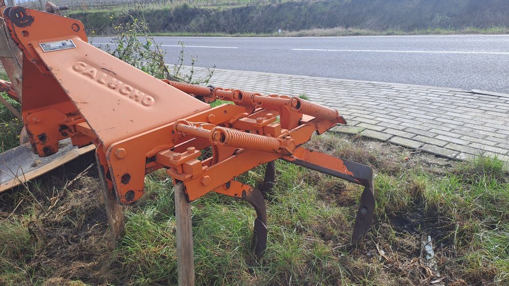 Várias alfaias agricolas, vendo em conjunto ou separado