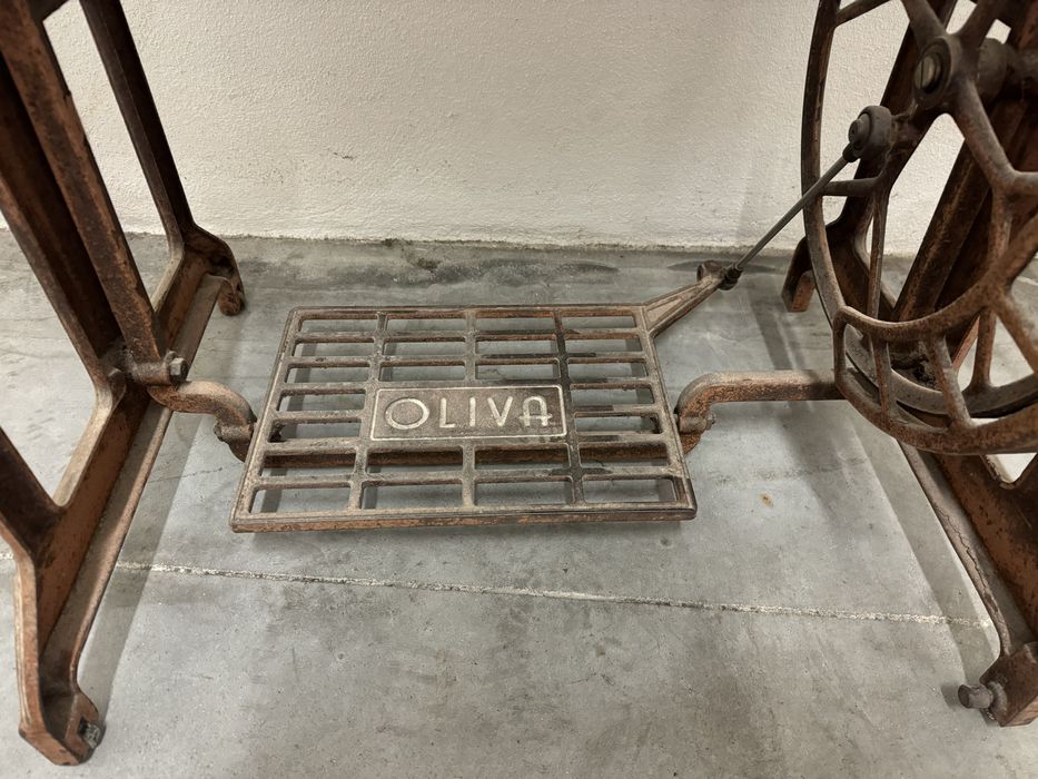 Máquina de costura modelo CL-45 da marca OLIVA com móvel