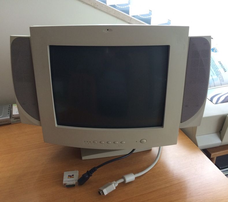 Monitor View Sonic com colunas