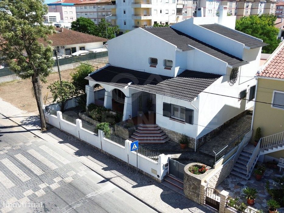 Moradia T6+1 renovada em Benavente