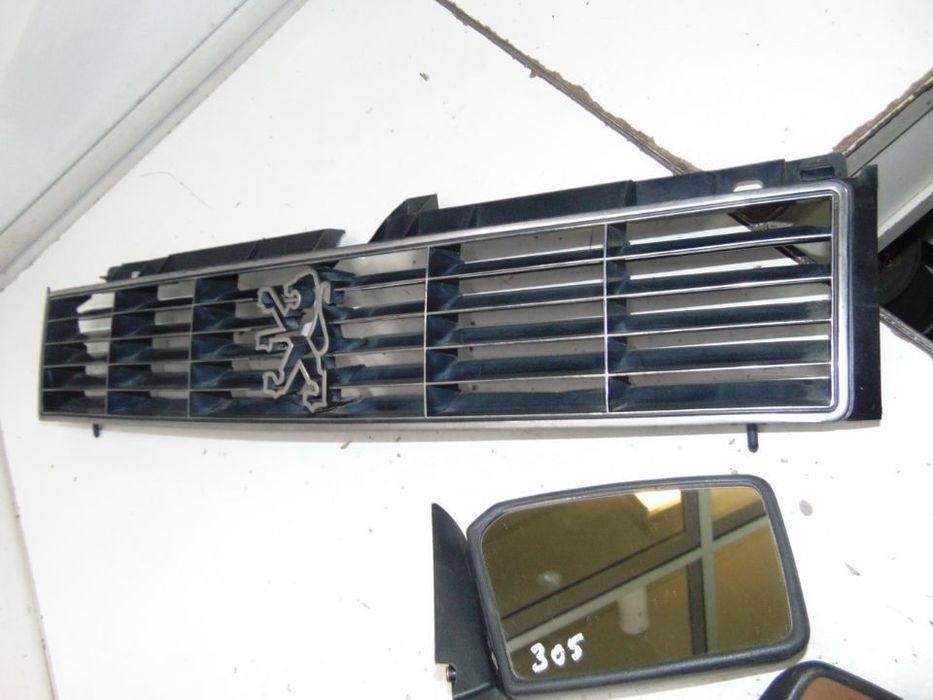 Peugeot 305 grelha central e espelhos