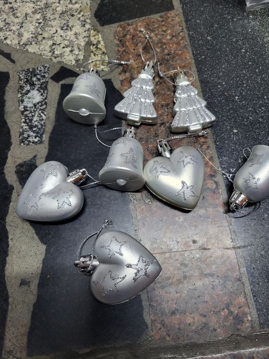 Srebrne bąbki i choineczki