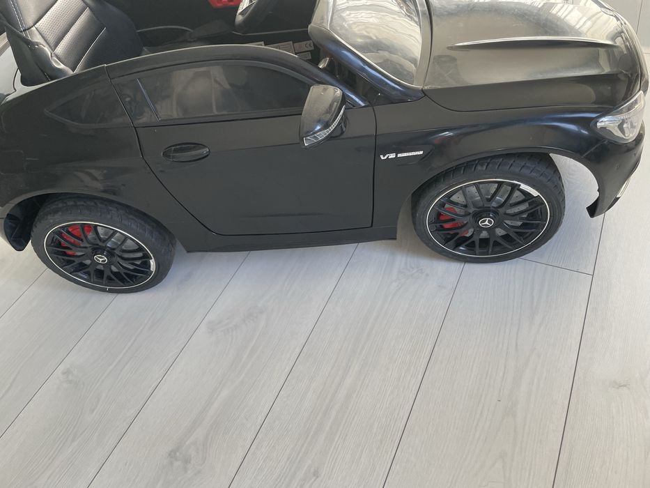 Mercedes-Benz, model C63 AMG na pilota akumulatory