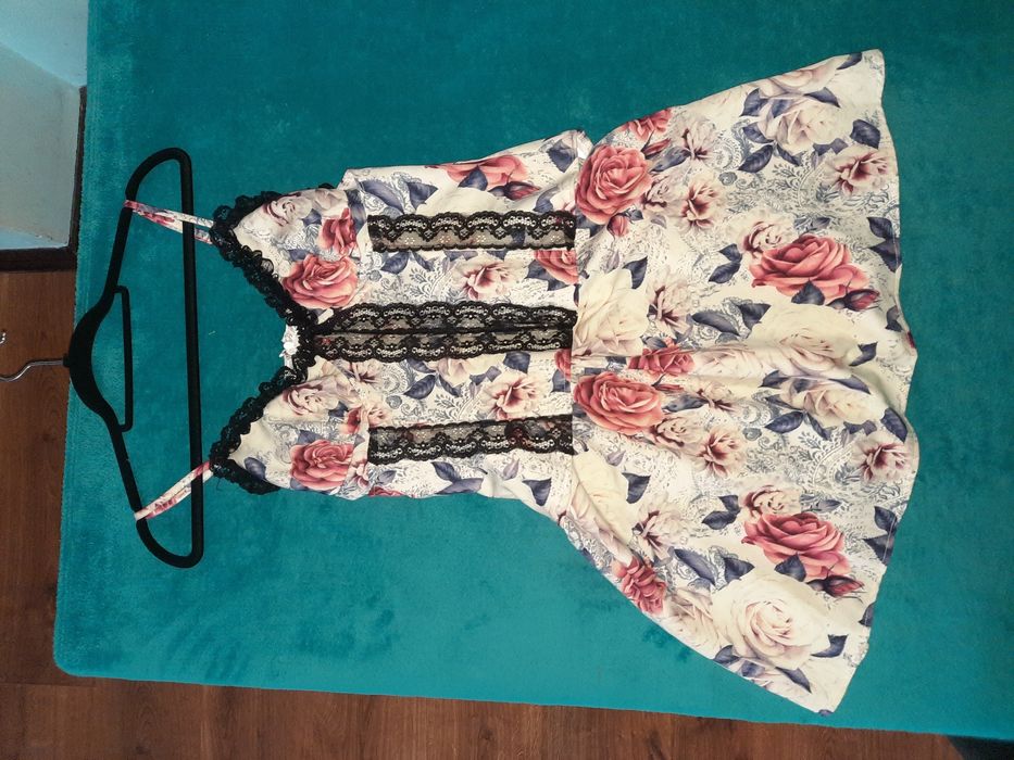 Biała sukienka w kwiaty