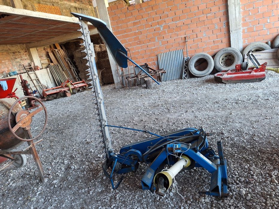 Enfardadeira, gadanheira e girassol