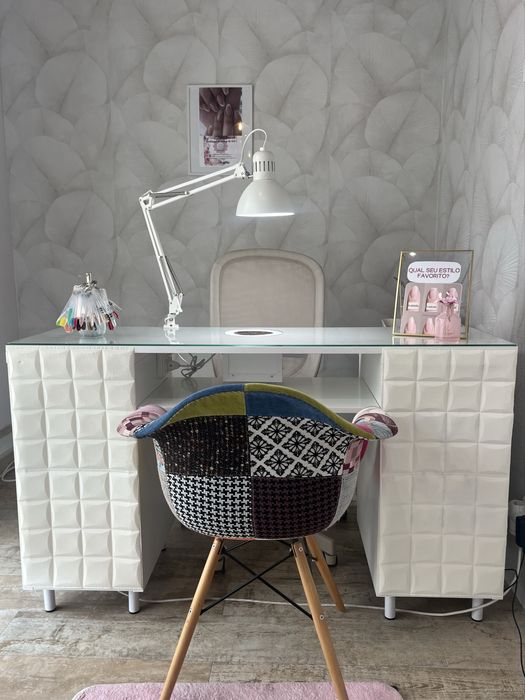 Aluga-se mesa para Manicure