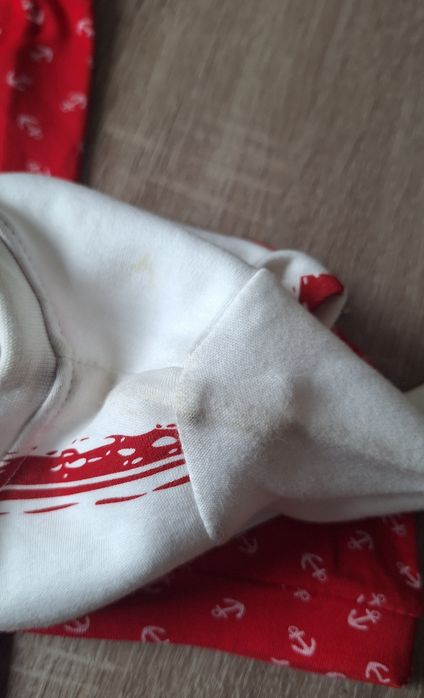 Dres, Komplet bawełniany z czerwonymi spodniami i czapką  80/86