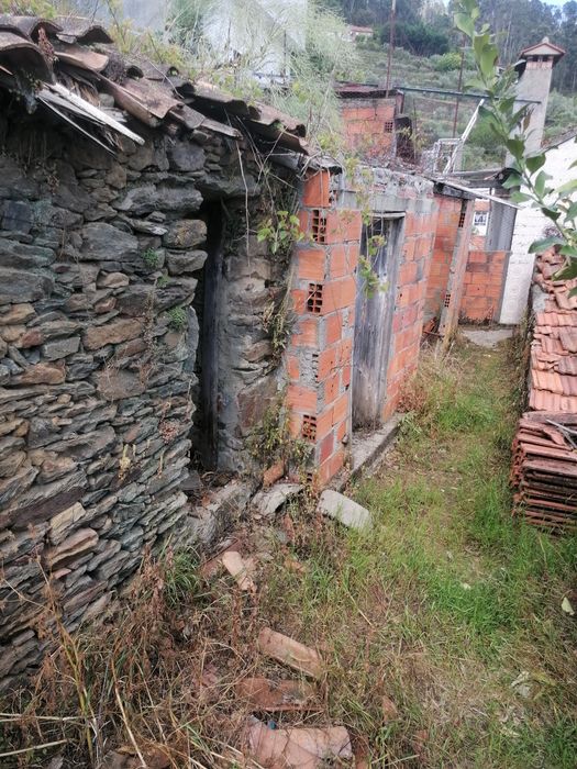 Casinha para reconstrução, às portas do Douro