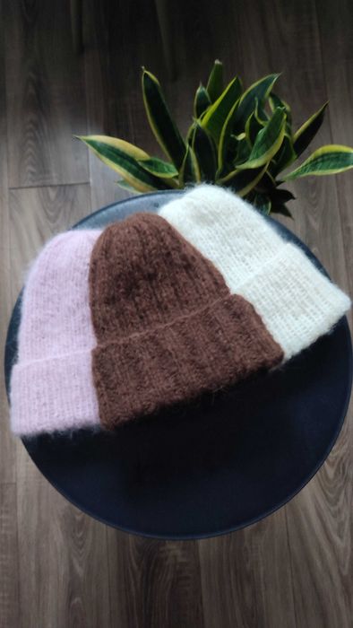 Czapki z delikatnej luksusowej włóczki handmade