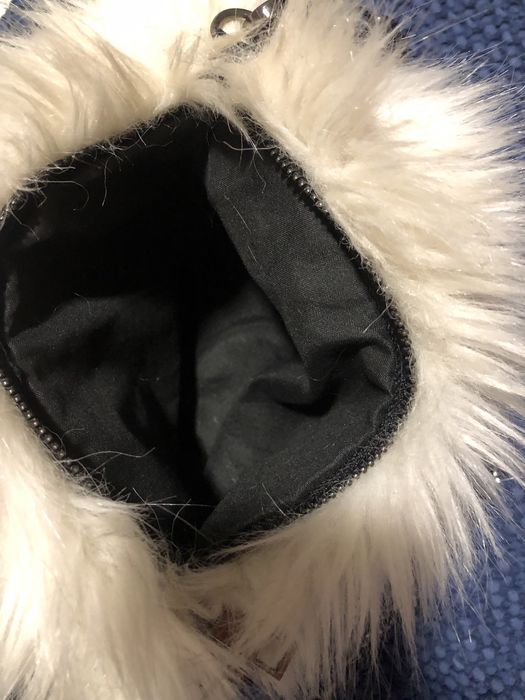 Mala com pelo com corrente a tiracolo, ou pega