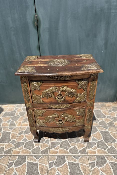 Armário artesanal asiatico em madeira maciça com aplicações em latão