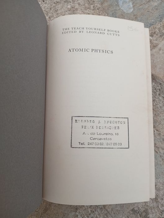 livro clássico "Teach Yourself Books - Atomic Physics"