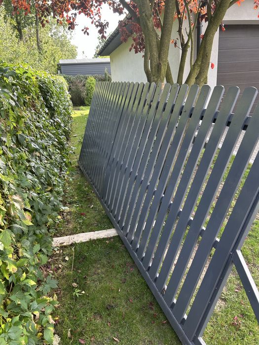 Uszkodzona brama przesuwna 602cm x 150cm