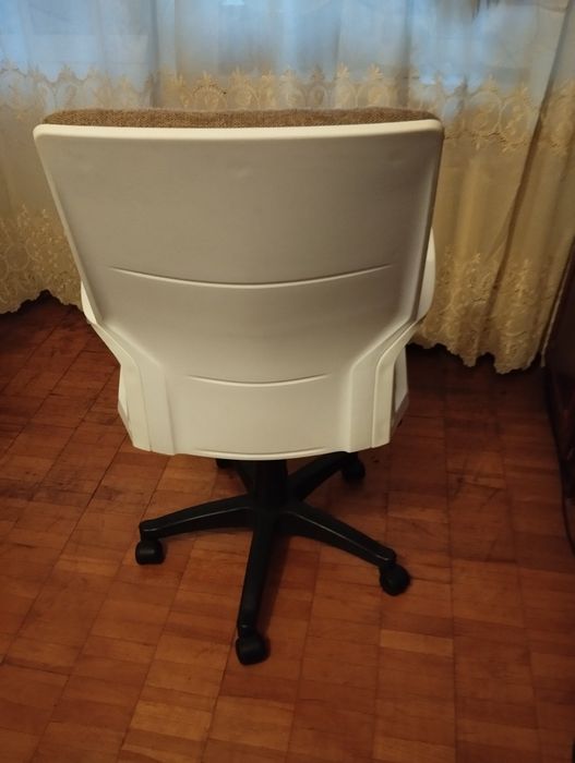 Офисный компьютерный стул кресло