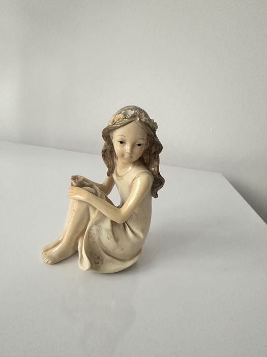 porcelanowa figurka- dziewczynka