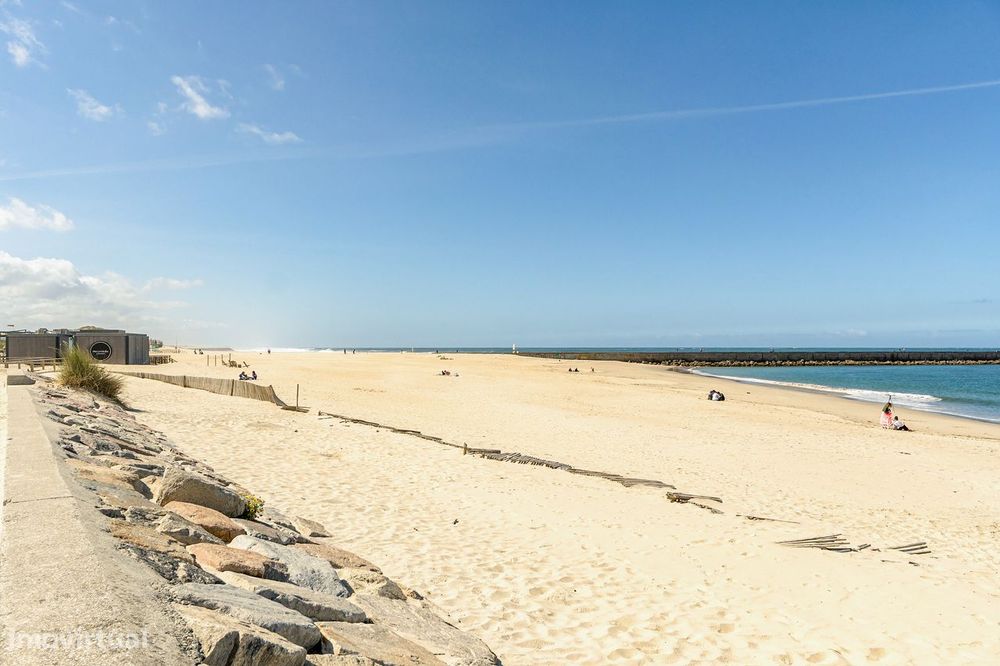 Apartamento T3 a 2 Minutos da Praia com Box Fechada e Churrasqueira em