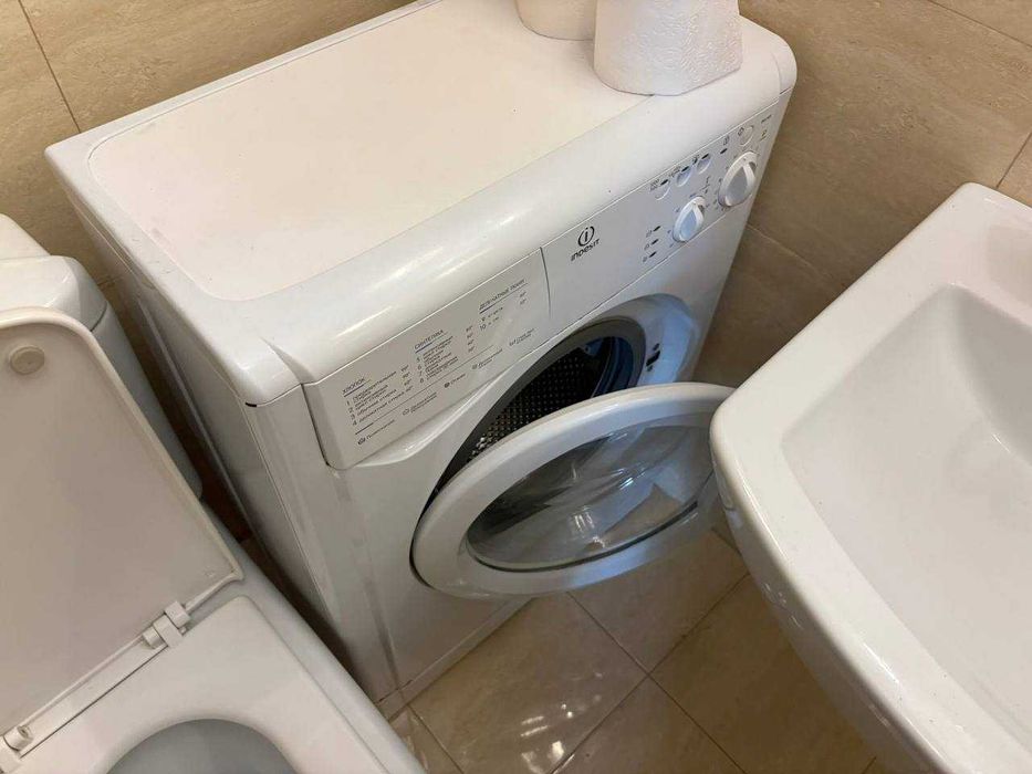 Пральна машина Indesit (вузька) на запчастини