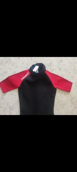 Fato de Surf Tribord vermelho e preto para 12 anos.