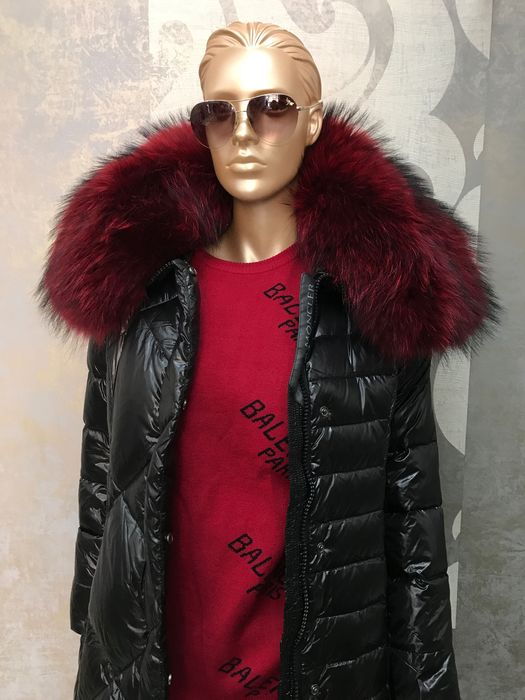 Kurtka puchowa Moncler czarna futro lis jenot czerwona bordo