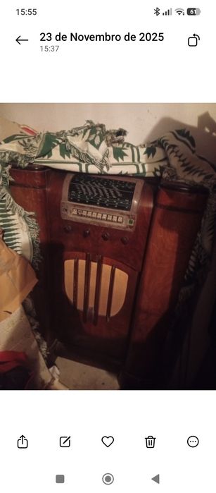 Radio com móvel de madeira