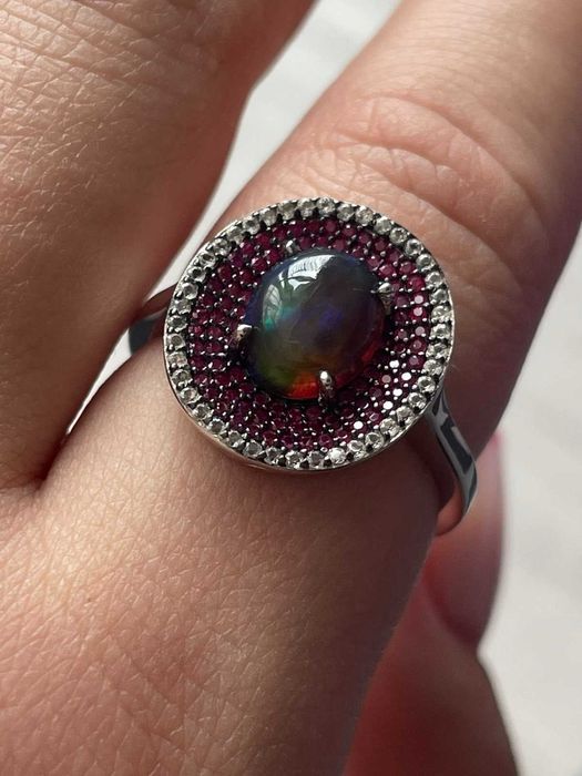 Кольцо S 925 пробы с черным опалом 9x7 мм, рубином топазом. Р18.75