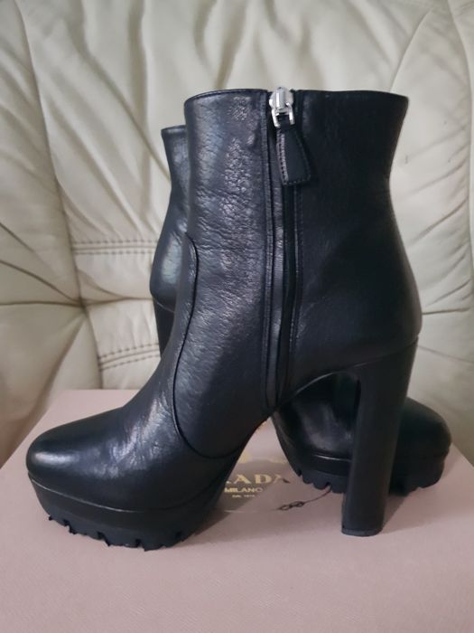 Женские кожаные ботинки "Prada"