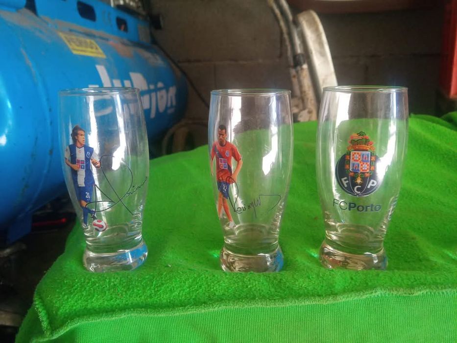 Copos com os nomes dos jogadores