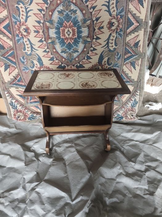 Elegancki stolik z półką na np. gazety lub kapcie