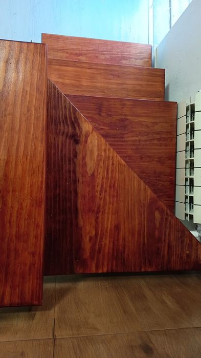 Escada  estrutura metálica e madeira