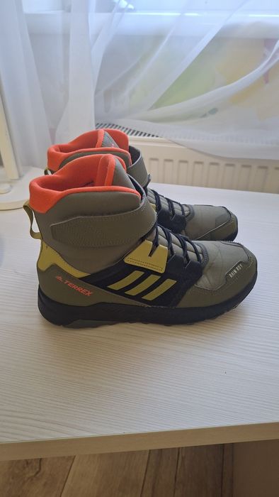Продам зимові Adidas 36p
