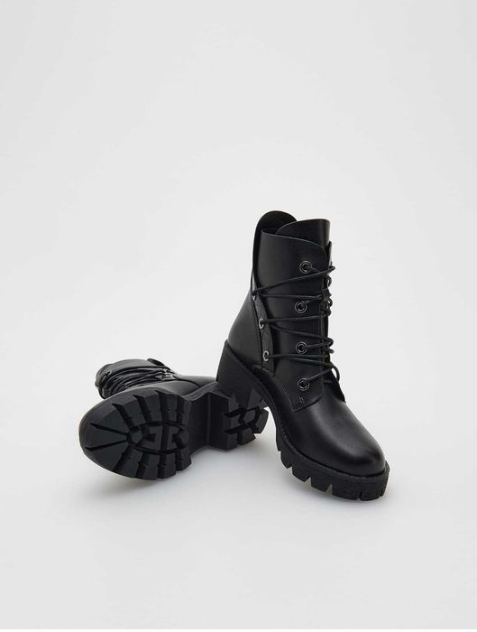 Wiązane botki RESERVED rozm. 38 podeszwa traper