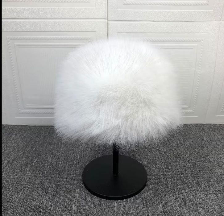 Біла хутряна  шапка еко писець