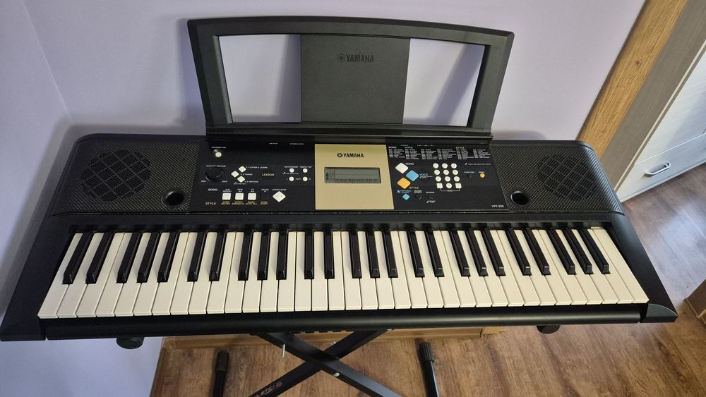 Keyboard Yamaha YPT-220 ze stojakiem