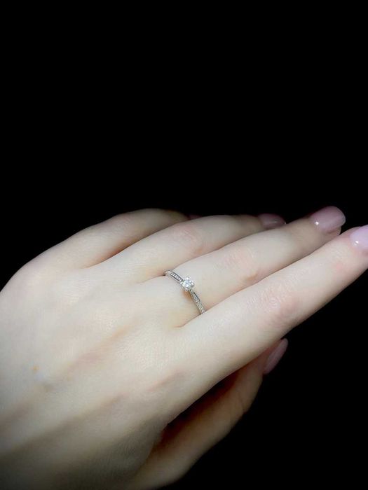 Золотое кольцо с бриллиантами/Золота каблучка з діамантами