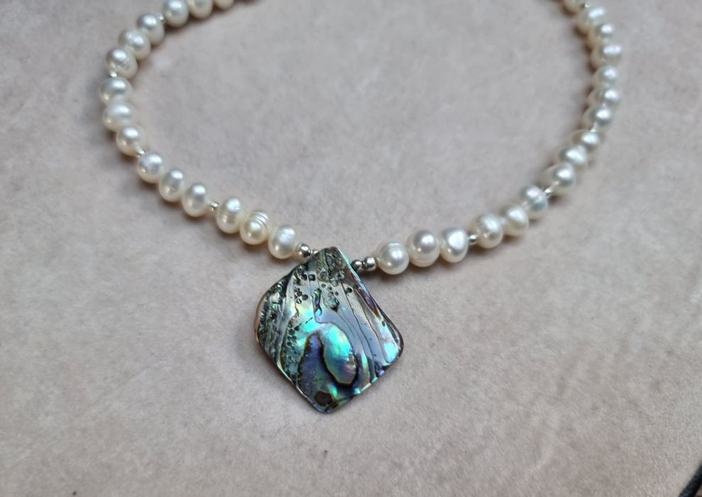 Wyjątkowy naszyjnik białe perły naturalne zawieszka Paua Abalone