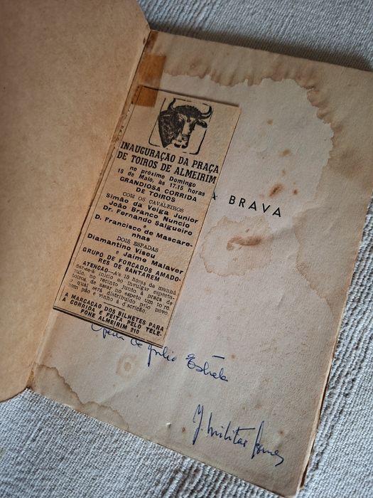 Dois livros antigos sobre Tauromaquia e oferta de 4 bilhetes antigos