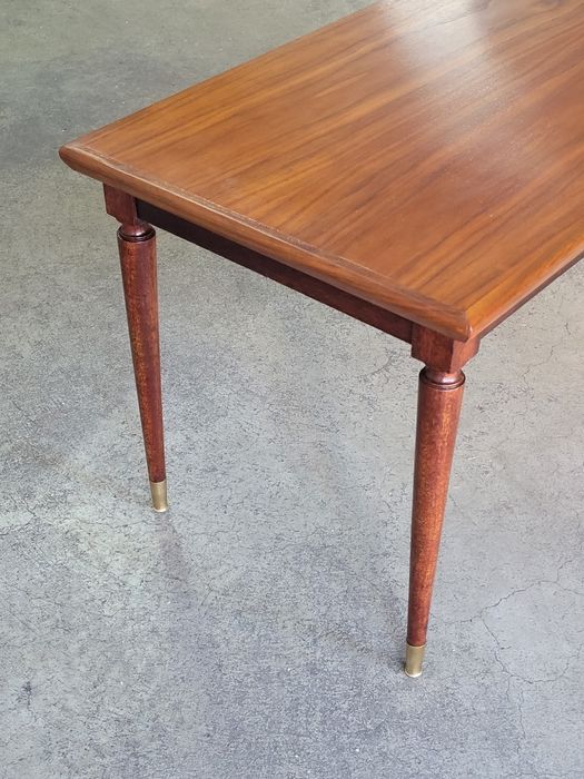 Mesa de apoio com tampo em nogueira